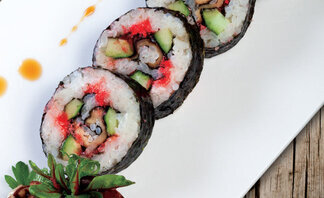 오이와 표고를 김밥속 에 넣고 붕어보푸라기로 분홍색을 표시하여 만든 표고장미김밥