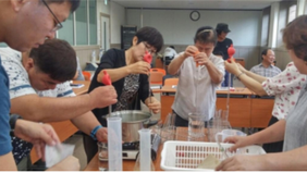 6명의 사람들이 스포이드로 실험을 하는 모습을 담은 사진 버섯종균기능사 양성교육을 진행하는 모습이다