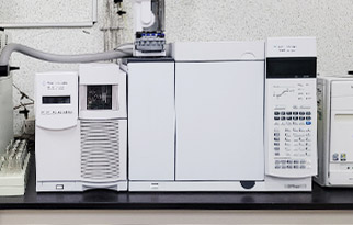 흰색의 GC/MSD 연구장비 모습