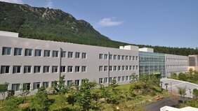 장흥군버섯산업연구원 건물을 왼쪽에서 찍은 모습