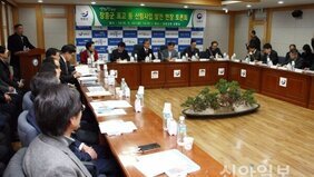 왼쪽에는 남자 진행자와 그리고 좌우 가운데 여러 사람들이 둘러 앉아 장흥군 표고 등 산림사업 발전 현장 토론회를 진행하는 모습을 담은 사진