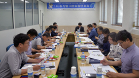 취창업 관계기관 담당관 및 장흥군 관내 버섯산업체 대표자 20여명이 마주보고 앉아 1차 취.창업 자문위원단 회의를 진행하는 모습을 담은 사진