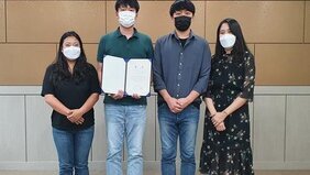 좌우로 검은색 옷을 입은 여성분들과  가운데 왼쪽은 초록색옷 그리고 회색 남방을 입은 남자분들이 상장을 들며 우수포스터 발표상을 수상하여 기념 사진을 찍는 모습을 담은 사진