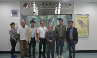 Briefing session on automatic oak mushroom log spawn inoculation device