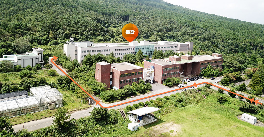 정문 입구에서 직진후 양쪽 갈림길에서 좌회전 후 직진 빨간 벽돌건물 끝  우측 길로 우회전 후 쭉 직진 시 길끝 오른쪽에 장흥버섯연구원 본관이 위치해 있습니다.