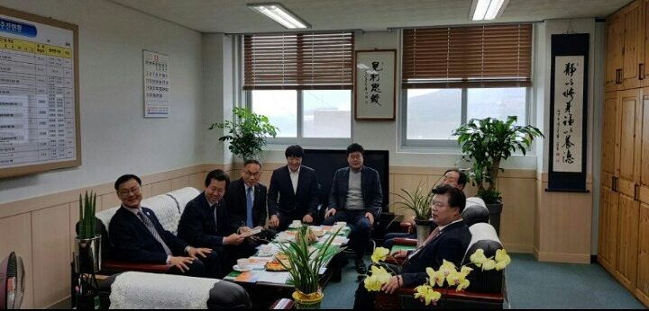 산림조합중앙회관계자들이 연구원에 방문하여 쇼파에 앉아있는 모습