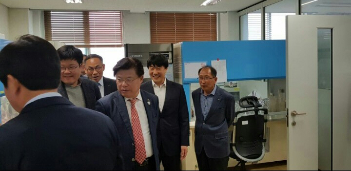 산람조합중앙회장과 과계자들이 연구원 실험실을 방문한 모습