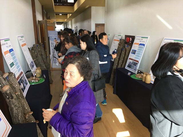 설명회에 참석한 사람들이 장흥 버섯관련 전시를 둘러보는 모습
