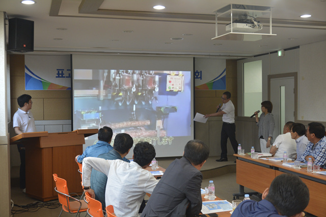 원목종균 자동접종 장치를 설명하는 모습