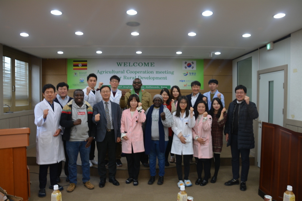 우간다공무원들과 버섯산업연구원 연구원들의 단체 기념촬영 모습