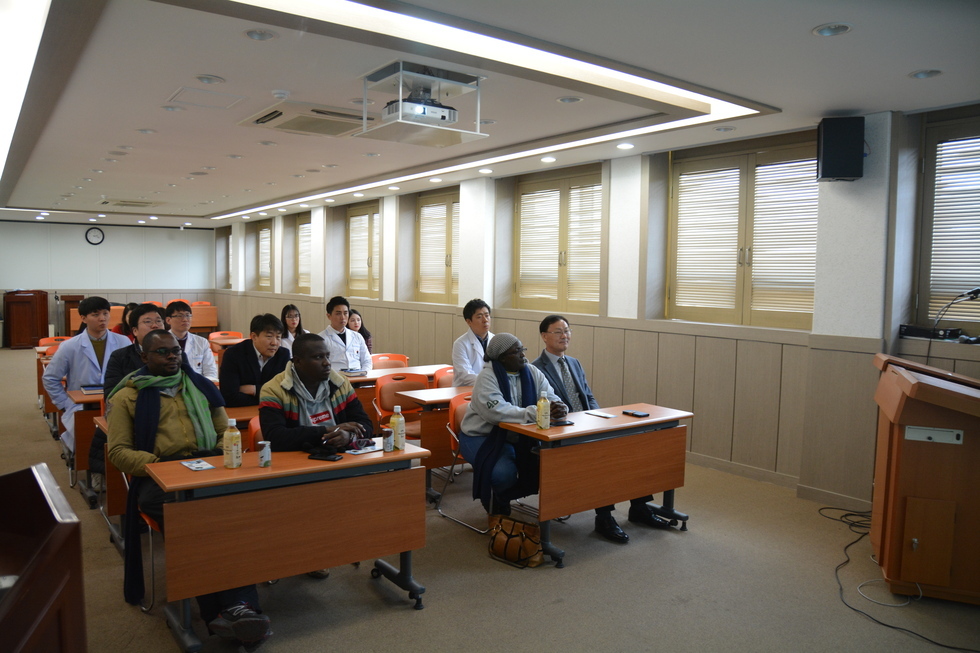 세미나실 앞에서 바라본 우간다 공무원들과 연구원들이 앉아있는 모습