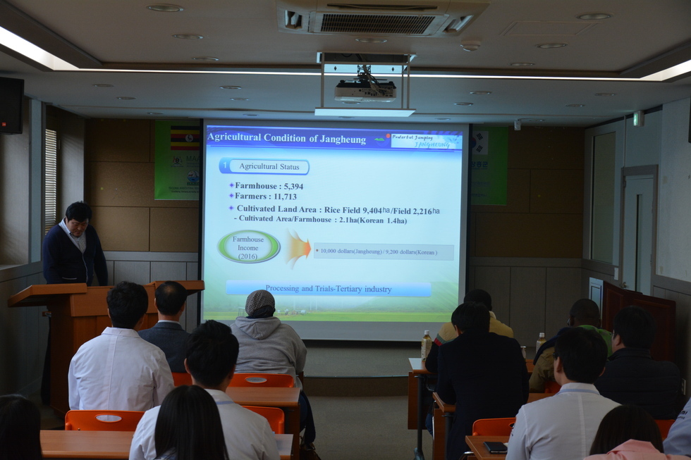 버섯산업연구원에 방문한 우간다 농업공무원들이 연구원에서 추진하고 있는 연구개발 사업에 대한 설명을 듣고 있는 모습