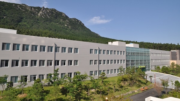 장흥군버섯산업연구원 건물을 왼쪽에서 찍은 모습