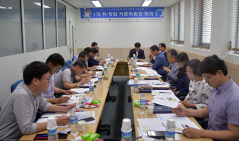 취창업 관계기관 담당관 및 장흥군 관내 버섯산업체 대표자 20여명이 마주보고 앉아 1차 취.창업 자문위원단 회의를 진행하는 모습을 담은 사진