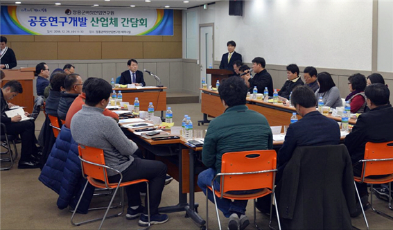 정종순 장흥군수와 ㈜장흥표고, 정남진 장흥농협, 기쁨농원, ㈜씨원 등 20여개 산업체 대표들과 함께 공동연구개발 산업체 간담회를 진행하는 모습을 담은 사진