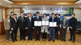 김성 장흥군수, 제해신 버섯산업연구원장, 강신대 기업지원과장과 ㈜천연스토리 김현준 대표, 전남테크노파크 나필선 사업관리팀장 등 여러 사람이 나와 손에 체결장을 들고 기술이전 계약체결식을 기념하는 모습을 담은 사진