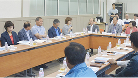 장흥표고버섯생산자협회 및 유관기관 관계자 등 40여명과 장흥군(군수 정종순)이 함께 원목종균자동접종기 시범사업 대한 설명회를 진행하는 모습을 담은 사진