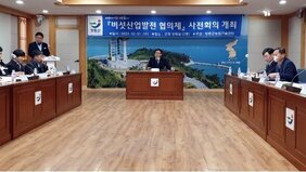 가운데  조석훈 장흥 부군수를 기준으로 왼쪽에는 사회자와 좌우로 3명씩 남자분들이 자리에 앉아 버섯산업발전 협의체 사전회의를 진행하는 모습을 담은 사진