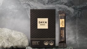 회색 납작한 바위 위에 검은색 DAY.N 박스와 오른쪽에 DAY.N이 올려져 있는 모습을 담은 사진