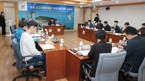 장흥군(군수 김성)을 기준으로 좌우 왚에는 여러 사람이 둘러 앉았고 옆에는 진행자가 서서 표고버섯 음료 재생산을 위한 시음회를 진행하는 모습을 담은 사진