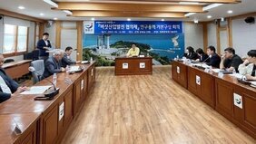 왼쪽에는 3명 오른쪽에는 5명 가운데 노란색을 입은 남자와 왼쪽에는 진행자분에 서서 버섯산업발전 협의체, 연구용역 기본구상 회의를 진행하는 모습을 담은 사진