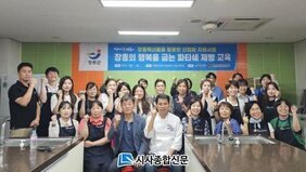 장흥 군민 20명과 박승배 장흥군버섯산업연구원장 그리고 교육강사 님과 함께 제빵 교육실에서 모여 단체 종상식을 기념하는 모습을 담은 사진